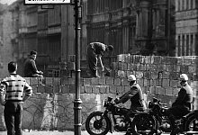 Bau der Berliner Mauer - Foto: Bildarchiv/dpa