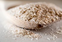 Flohsamenschalen auf einem Holzlöffel - Zacharie Scheurer/dpa-tmn