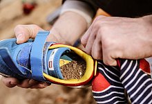 Sand in Kinderschuhen - Oliver Berg/dpa