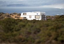 Wohnmobil in Strandnähe - Foto: Florian Schuh/dpa-tmn