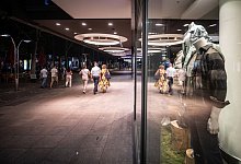 Beleuchtete Schaufenster in der Stuttgarter Königstraße. - Christoph Schmidt/dpa