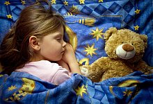 Kind schl&auml;ft - Foto: Patrick Pleul/dpa