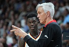 Dennis Schröder und Gordon Herbert - Soeren Stache/dpa