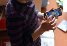 Kind mit Smartphone - Foto: Jens Kalaene/dpa-Zentralbild