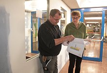 Die n&auml;chsten Schritte: Handwerker Klaus Maas (links) und Schulleiterin Christina Wojahn besprechen den Fortgang der Bauarbeiten an der Silixer Grundschule. Foto: Sylvia Frevert - Sylvia Frevert