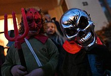 Kostümierte Kinder ziehen am Halloween-Abend durch die Stadt - Swen Pförtner/dpa/dpa-tmn