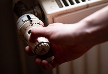 Heizkörper und Heizthermostat - Fabian Sommer/dpa