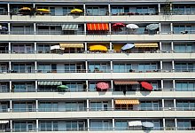 Sonnenschirme auf Balkonen in einem Wohnhaus - Britta Pedersen/dpa/dpa-tmn