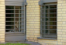 Geschlossene Klinik: Zwei vergitterte Fenster des Ma&szlig;regelvollzugs des Landeskrankenhauses Bernburg. Der Demenzkranke in Herford soll in eine solche Einrichtung eingewiesen werden. - picture alliance / dpa