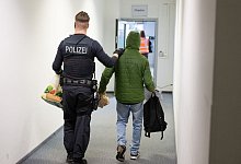 Sammelabschiebung nach Pakistan - Boris Roessler/dpa