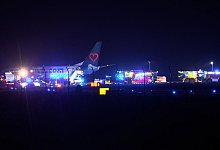 Flieger rutscht bei Landung über die Bahn - tv7news.de/dpa