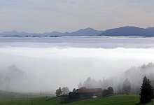 Sonne in den Bergen und Nebel im Tal - Karl-Josef Hildenbrand/dpa