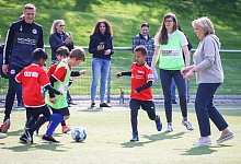 &bdquo;Fu&szlig;ball f&uuml;r alle Kinder&ldquo;: Das ist Ziel des Projekts &bdquo;Kicker kids inklusiv&ldquo;. Hannelore Kraft und Christina Kampmann schauten es sich nicht nur an, sondern kickten selbst mit &ndash; ebenso wie Arminias schwedischer Innenverteidiger Joakim Nilsson. - Sarah Jonek Fotografie