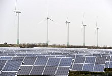 Wind - und Solarenergie - Foto: picture alliance / dpa