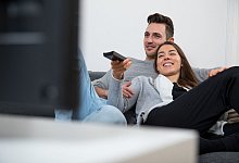 Fernseher schauen - Foto: Christin Klose/dpa-tmn