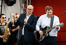 Lars Klingbeil bei einer SPD-Wahlveranstaltung an der Gitarre - Sina Schuldt/dpa