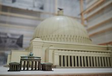 Macht Raum Gewalt - Annette Riedl/dpa