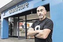 In Sorge: Erdal Batu von &bdquo;Apple Brand Store" wird wegen der Nazi-Demo am Samstag schlie&szlig;en. - Joerg Dieckmann