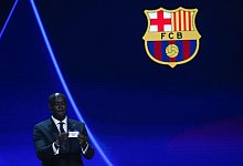 Yaya Toure, ehemaliger Fußballspieler aus der Elfenbeinküste, zeigt den Namen des FC Barcelona bei der Auslosung. - Emrah Gurel/AP/dpa