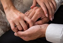 Paar hält sich nach der Trauung an den Händen - Christin Klose/dpa-tmn