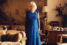 Camilla, Herzogin von Cornwall, im Clarence House: Zu ihrem anstehenden 75. Geburtstag hat sie sich von einer Frauenzeitschrift fotografieren lassen und ein Interview gegeben. - Jamie Hawksworth/British Vogue/PA Media/dpa