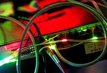 Kabel und Lampen blinken an einem PC - Daniel Bockwoldt/dpa/dpa-tmn