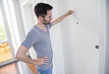 Mann klopft an die Nachbart&uuml;r - Christin Klose/dpa-tmn