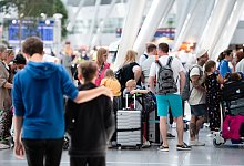 Reiseverkehr Flughafen Düsseldorf - Marius Becker/dpa