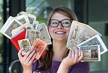 Zwei H&auml;nde voller Geld - Bernhard Preu&szlig;