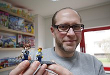 Thorsten Klahold zeigt Minifiguren von Qman (l.) und Lego. An ihnen entz&uuml;ndet sich offenbar der Rechtsstreit. - Klaus Karenfeld