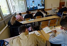 Der aus der Ukraine geflohne Schüler Konstantin (vorne links) arbeitet in der Deutsch Fördergruppe des Albertus-Magnus-Gymnasiums. - Henning Kaiser/dpa