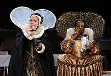 Lena Schwarz (l) und Yodit Tarikwa in einer Fotoprobe von Schnitzlers «Reigen» in Salzburg. - Barbara Gindl/APA/dpa