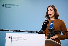 Bundesfamilienministerin Anne Spiegel &auml;u&szlig;ert sich bei einem kurzfristig einberufenen Pressetermin in Berlin. - Annette Riedl/dpa