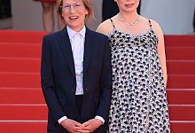 Regisseurin Kelly Reichardt, (l) und die hochschwangere Schauspielerin Michelle Williams stellten ihren Film "Showing Up" in Cannes vor. - Doug Peters/PA Wire/dpa