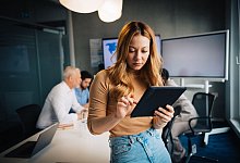 Junge Frau in Besprechungsraum - Zacharie Scheurer/dpa-tmn