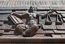 Blick auf die Justitia &uuml;ber dem Eingang eines Landgerichts. - Hendrik Schmidt/dpa-Zentralbild/dpa/Symbolbild
