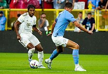 Serge Gnabry (l) im Dribbling gegen R&uacute;ben Dias. - Morry Gash/AP/dpa
