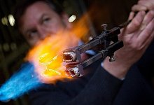 Kennzeichen mit Brenneisen - FOTO: DPA