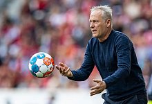 SC Freiburgs Trainer Christian Streich hofft auf den Sieg seiner Mannschaft im DFB-Pokal-Finale. - Tom Weller/dpa