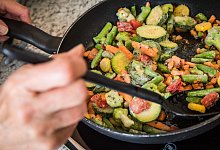 Frau bereitet ein TK-Gericht zu - Christin Klose/dpa-tmn