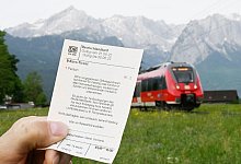 Mit dem 9-Euro-Ticket und der Deutschen Bahn zur Bergkulisse des Wettersteingebirges. - Angelika Warmuth/dpa