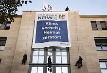Protest gegen Tagebau - Aktivisten klettern auf Staatskanzlei - David Young/dpa
