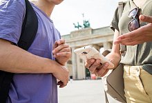 Teenager vor dem Brandenburger Tor - Christin Klose/dpa-tmn