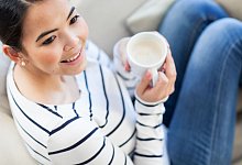 Eine junge Frau genie&szlig;t Kaffee - Christin Klose/dpa-tmn