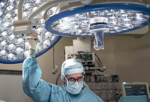 Portrait of doctor surgeon during operation - 1 - picture alliance / Westend61