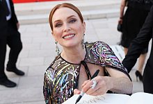 Jurypr&auml;sidentin Julianne Moore gibt flei&szlig;ig Autogramme. - Vianney Le Caer/Invision/AP/dpa