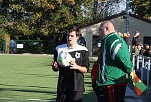 Seite an Seite: Der RSV Barntrup mit Philipp Sölter (links) und Michele Caporale, Obmann des Blomberger, kämpfen beide im Waldstadion um Punkte. - Sebastian Lucas