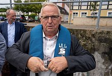 Till Backhaus (SPD), Landesumweltminister von Mecklenburg-Vorpommern, steht mit einer Rettungsweste im Hafen von Ueckerm&uuml;nde am Stettiner Haff. - Stefan Sauer/dpa