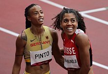 Tatjana Pinto freut sich zusammen mitt Mujinga Kambundji, die Schweizer Nationalrekord lief, nach ihrem Vorlauf in Tokio &uuml;ber die Qualifikation f&uuml;rs Halbfinale. - AFP