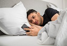 Mann schaut auf sein Smartphone - Christin Klose/dpa-tmn/dpa